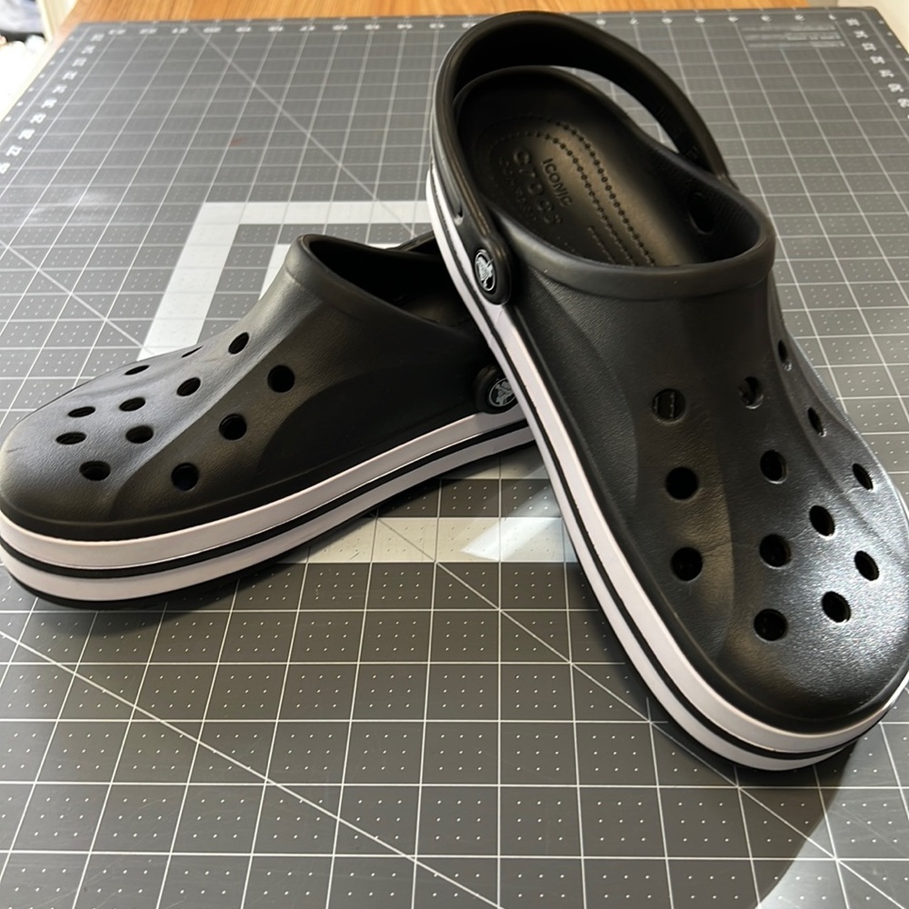 NWOT Crocs Bayaband clogs Men’s 10 black